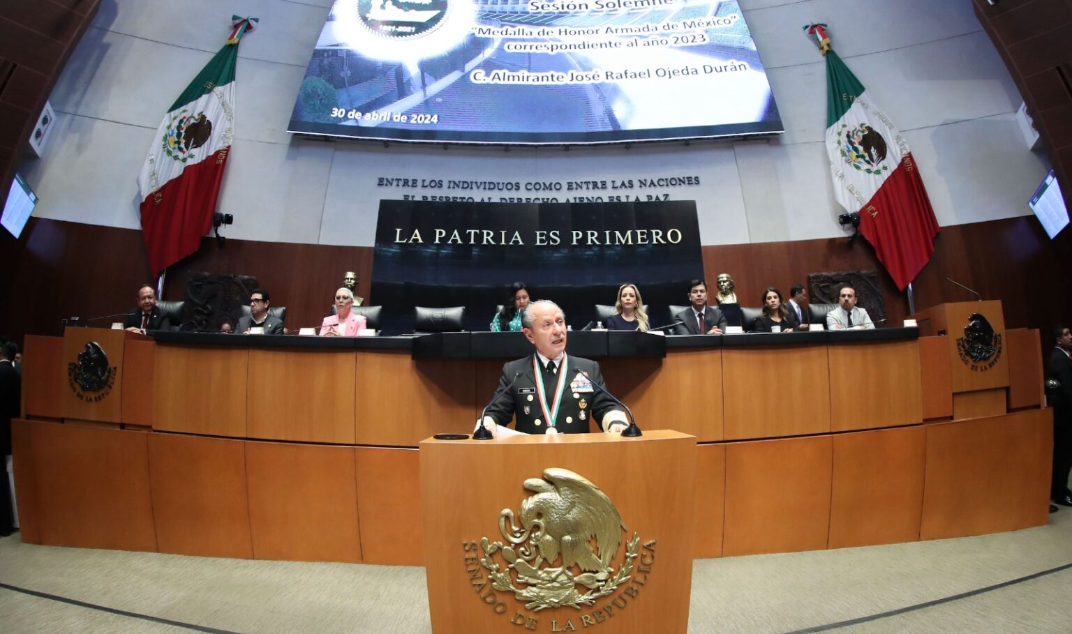 OTORGA EL SENADO PRIMERA MEDALLA DE HONOR ARMADA DE MÉXICO AL ALMIRANTE